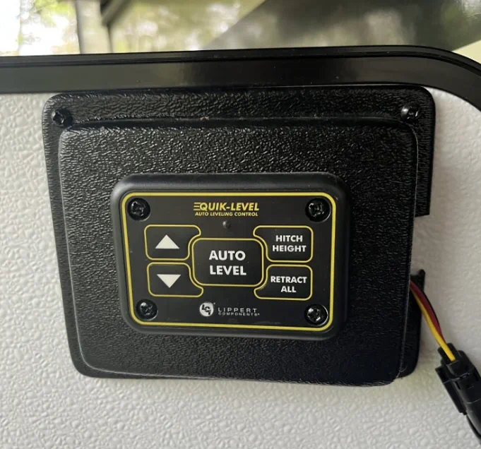 Lippert Level-Up control board replacement at the bay panel