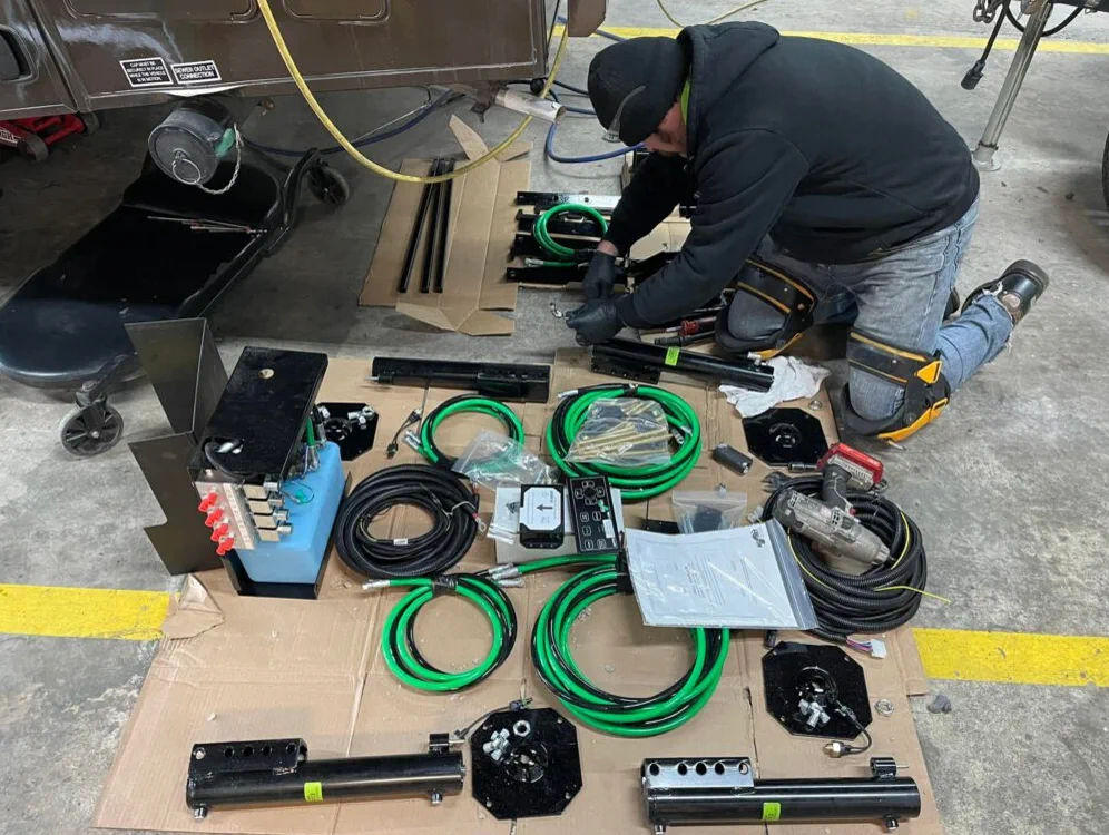 HWH leveling-jack hydraulic seal rebuild on a diesel pusher in Sammamish
